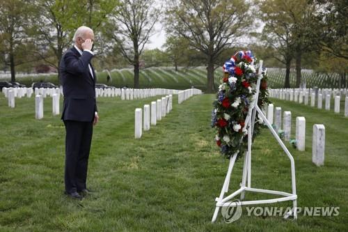 조 바이든 미국 대통령이 아프간 미군 완전 철군을 발표한 뒤 버지니아주 알링턴 국립묘지를 찾아 희생 미군들을 추모했다. [EPA=연합뉴스]