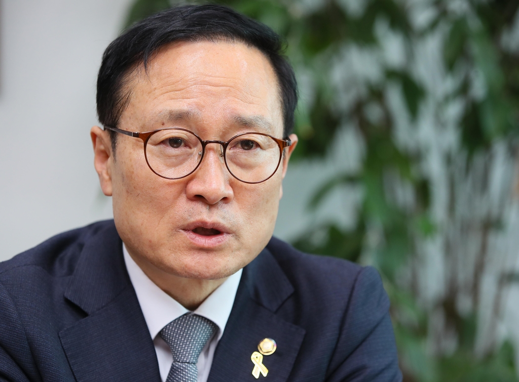 연합뉴스와 인터뷰 중인 민주당 홍영표 의원