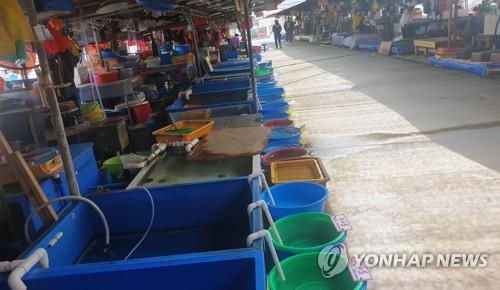 (강릉=연합뉴스) 이해용 기자 = 20일 임시 휴업에 들어간 강원 강릉시 주문진읍 어민수산시장이 한산하다.