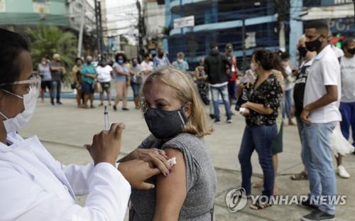 브라질에서 코로나19 백신을 맞는 여성[로이터=연합뉴스]