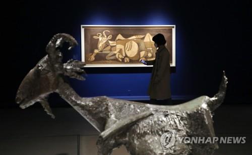 (서울=연합뉴스) 한상균 기자 = 30일 예술의전당 한가람미술관에서 '피카소 탄생 140주년 특별전' 미디어 행사를 하고 있다. 전시는 다음 달 1일부터 8월 29일까지. 'Into the Myth'라는 제목으로 열리는 전시로 프랑스 파리 국립피카소미술관 소장 작품 110여 점을 소개한다. 2021.4.30