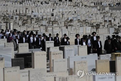 이스라엘 '라그바오메르' 축제 압사 사고 희생자의 장례식이 열린 페타 티크바의 공동묘지[AP=연합뉴스]