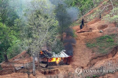 카렌 반군이 태국 국경에 인접한 미얀마군 전초기지에 불을 지른 모습. 2021.4.28