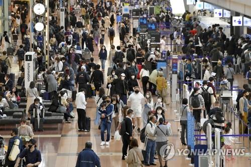 (도쿄 교도=연합뉴스) 일본의 '골든위크'(황금연휴)가 시작된 지난달 29일 도쿄 하네다공항 출국 터미널이 여행객으로 붐비고 있다. 황금연휴는 오는 5일까지 이어진다. 일본 정부는 코로나19 변종 바이러스가 폭발적으로 퍼지는 것을 막기 위해 황금연휴 기간을 포함해 지난달 25일부터 내달 11일까지 예정으로 도쿄, 오사카 등 4개 광역지역에 긴급사태를 선포했다. jsmoon@yna.co.kr