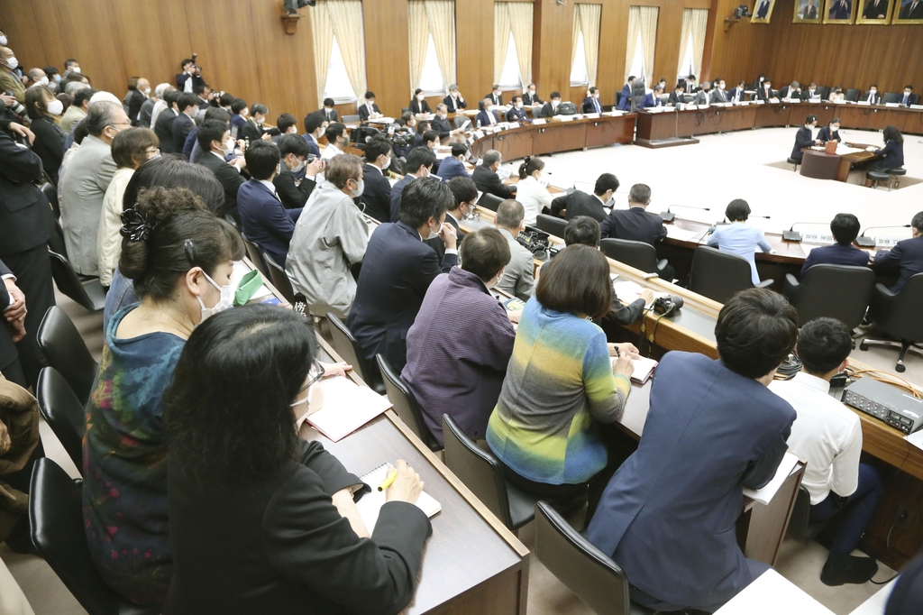 (도쿄 교도=연합뉴스) 일본 중의원 헌법심사회가 6일 개헌 절차를 정한 국민투표법 개정안을 심의하고 있다. 심사회는 이날 개정안을 표결에 부쳐 연립여당인 자민당과 공명당 소속 의원 등의 과반수 찬성으로 가결했다.