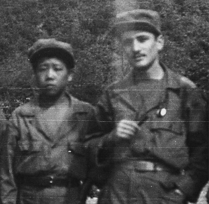 카라차스씨(오른쪽)와 한국인 군무원 '김씨'. [주그리스 대사관 제공. DB 저장 및 재배포 금지]