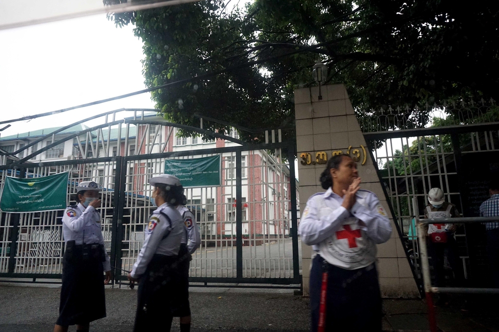 미얀마 새 학기 학생 등록 장소 밖에 배치된 경찰 등