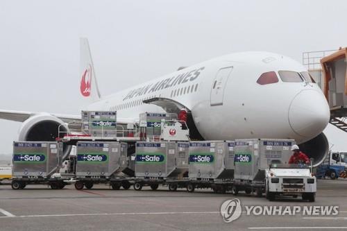 (나리타 AFP/지지통신=연합뉴스) 4일 도쿄 나리타국제공항에서 일본이 대만에 지원하는 아스트라제네카(AZ) 신종 코로나바이러스 감염증(코로나19) 백신이 일본항공 수송기에 실리고 있다. 중국의 코로나19 백신 제공 의사를 거부한 대만은 이날 일본으로부터 AZ 백신 124만 회분을 받았다. leekm@yna.co.kr