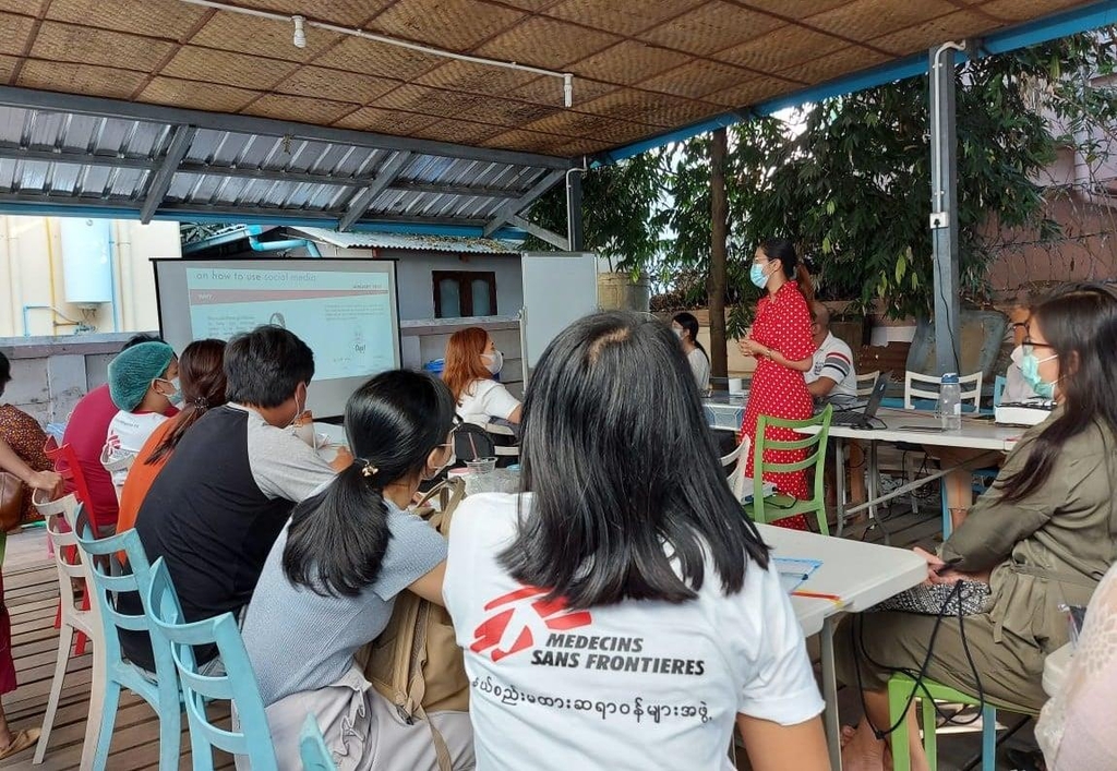 국경없는의사회 관계자들이 미얀마 시민들을 대상으로 교육하는 모습.