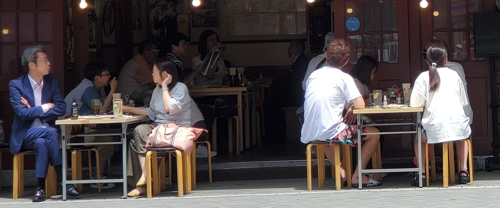 도쿄 도심의 음식점 풍경. 긴급사태에도 계속 술을 판매하는 식당도 꽤 있다. [촬영 이세원]