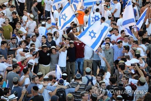 예루살렘 구시가지 다마스쿠스 광장 인근을 지나는 이스라엘 우파들의 '깃발 행진'