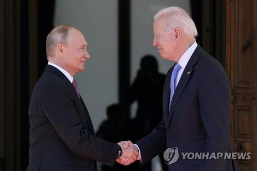 악수하는 푸틴(왼쪽) 러시아 대통령과 바이든 미국 대통령