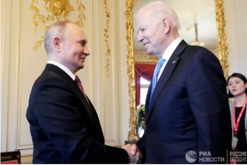 제네바에서 회동한 푸틴 대통령(왼쪽)과 바이든 대통령.