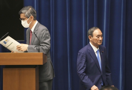 다른 방향 향하는 스가 총리와 오미 회장