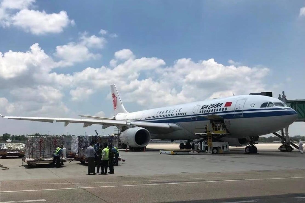 중국이 미얀마에 무상 제공한 코로나19 백신이 5월 양곤 국제공항에 도착한 모습.