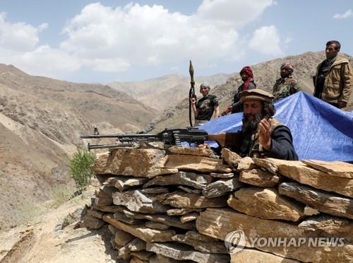 아프간 파르완주의 한 초소에서 무장한 채 경계 태세에 들어간 반탈레반 보안군. [로이터=연합뉴스]