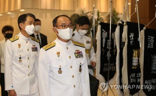 최재형 전 감사원장 부친 빈소 조문하는 부석종 해군참모총장