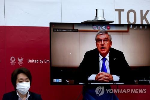 (도쿄 AP=연합뉴스) 하시모토 세이코 도쿄올림픽 조직위원회 회장이 지난 8일 토마스 바흐 IOC 위원장(화면)과 올림픽 경기장의 관중 수용 문제를 논의하는 화상회의를 하고 있다.