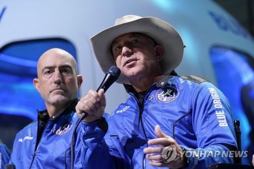 지난 20일(현지시간) 우주여행에 성공한 제프 베이조스(오른쪽)
