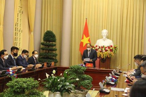 한국기업 관계자들과 간담회를 주재하고 있는 응우옌 쑤언푹 베트남 국가주석