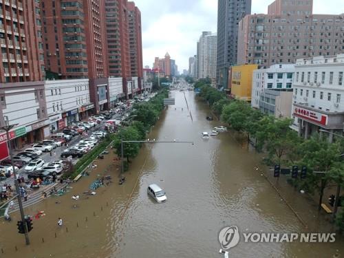 폭우로 침수된 중국 정저우 시내