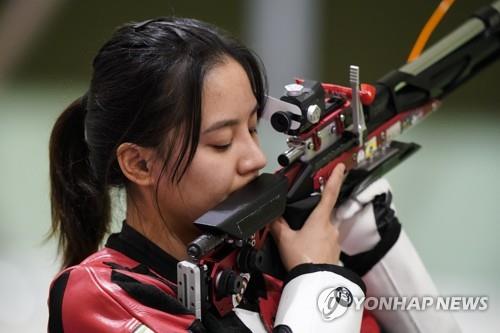 24일 올림픽 여자 10m 공기소총 경기에 출전한 왕루야오 [AP=연합뉴스]
