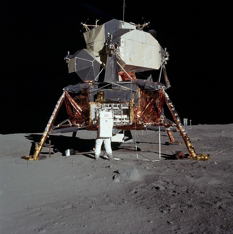 달 표면에 안착한 아폴로11호 착륙선 이글