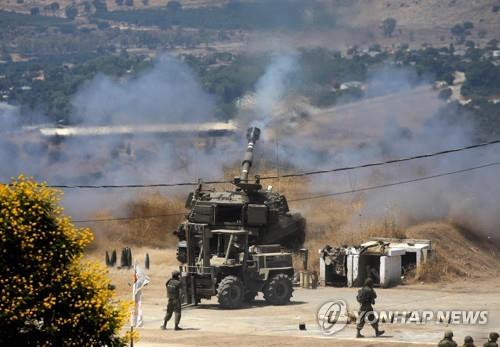 레바논측을 겨냥해 반격 준비하는 이스라엘군의 야포