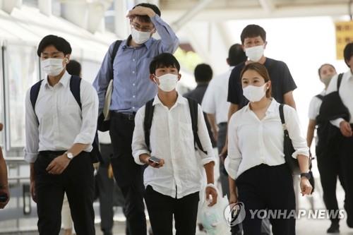(도쿄 AP=연합뉴스) 도쿄올림픽 15일째인 6일 도쿄의 한 역에서 마스크 쓴 시민들이 걸어가고 있다. 
