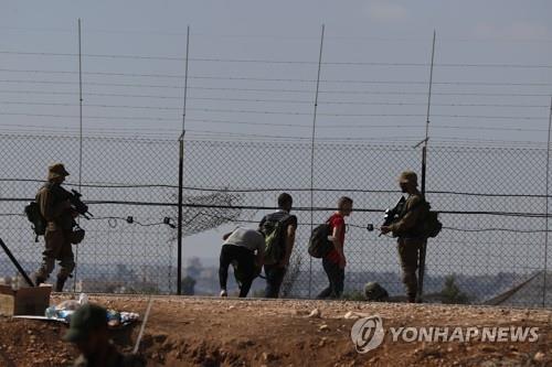 이스라엘 교도소 집단탈옥 이후 요르단강 서안 분리장벽 살피는 이스라엘군