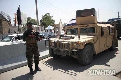 7일 카불공항 앞, 미제 무기 든 탈레반 대원과 험비차량