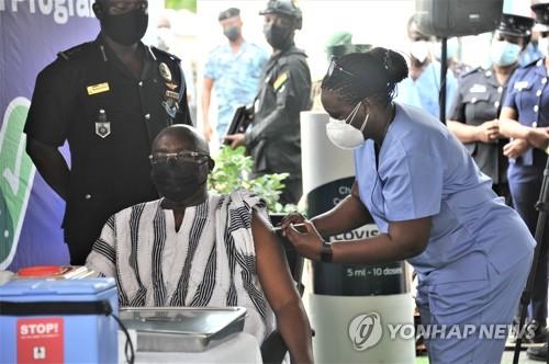 '코백스 공급' 코로나19 백신 맞는 가나 부통령