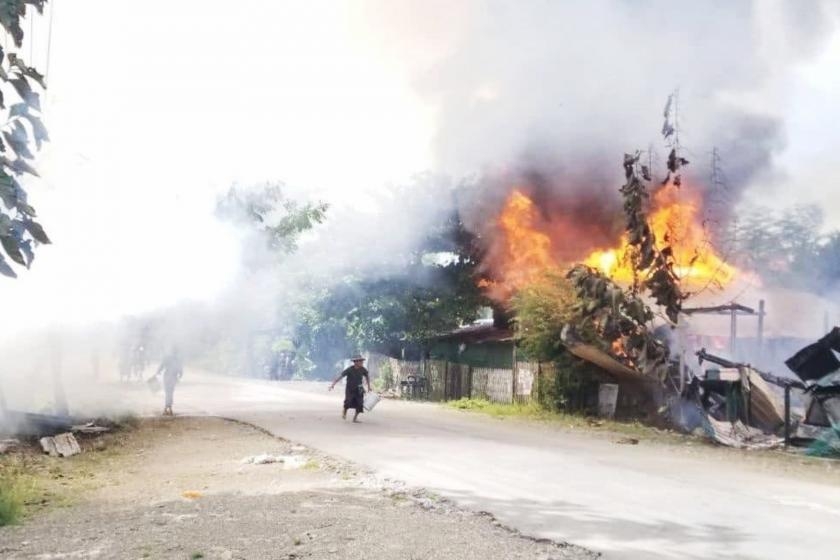 군경의 방화로 불타는 마궤 지역 난카 마을 가옥들.