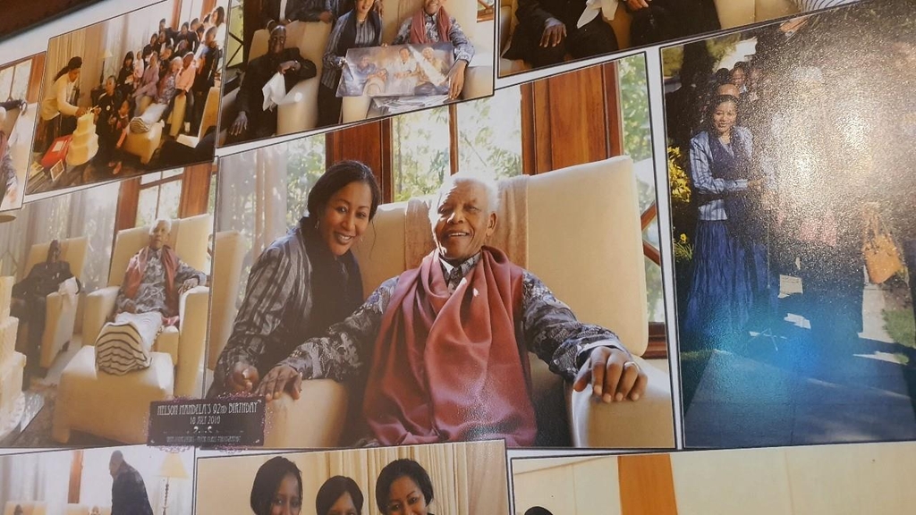 남아공 최초 흑인 대통령 넬슨 만델라(사진 중앙)와 함께한 치충게 대사 사진 
