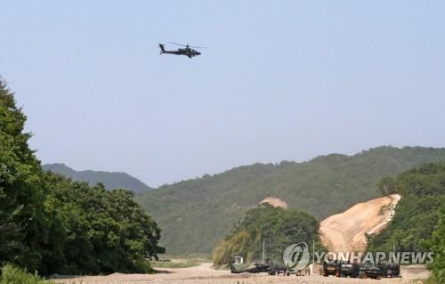 포항 수성사격장에 나타난 아파치헬기