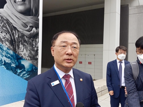 특파원들과 인터뷰하는 홍남기 부총리