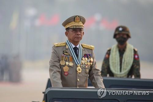 군사 퍼레이드 사열하는 민 아웅 흘라잉 미얀마군 총사령관