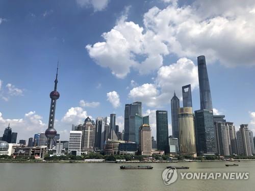 중국의 경제 중심 도시 상하이 푸둥지구의 빌딩들