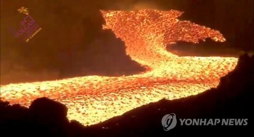 라팔마섬 쿰브레 비에하 화산에서 흘러나오는 용암