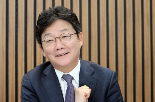 연합뉴스와 인터뷰하는 유승민 전 의원