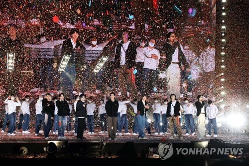 온라인 콘서트 무대 펼치는 BTS