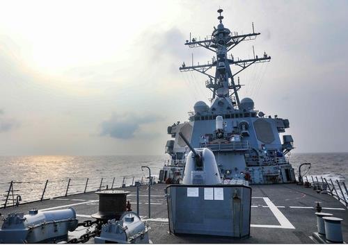 지난 7월 대만해협 통과하는 미군 구축함 벤폴드함