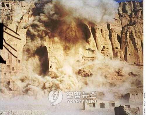 2001년 3월 탈레반이 폭약으로 바미안 석불을 파괴하는 모습