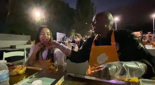 자신이 직접 담근 김치를 딸 입에 넣어주는 LA 경찰 래리 커빙턴