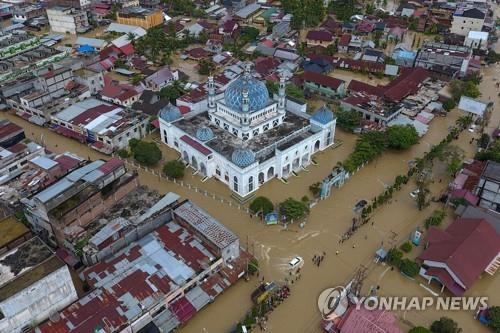 인도네시아 수마트라섬 북아체 지역 홍수 발생 모습