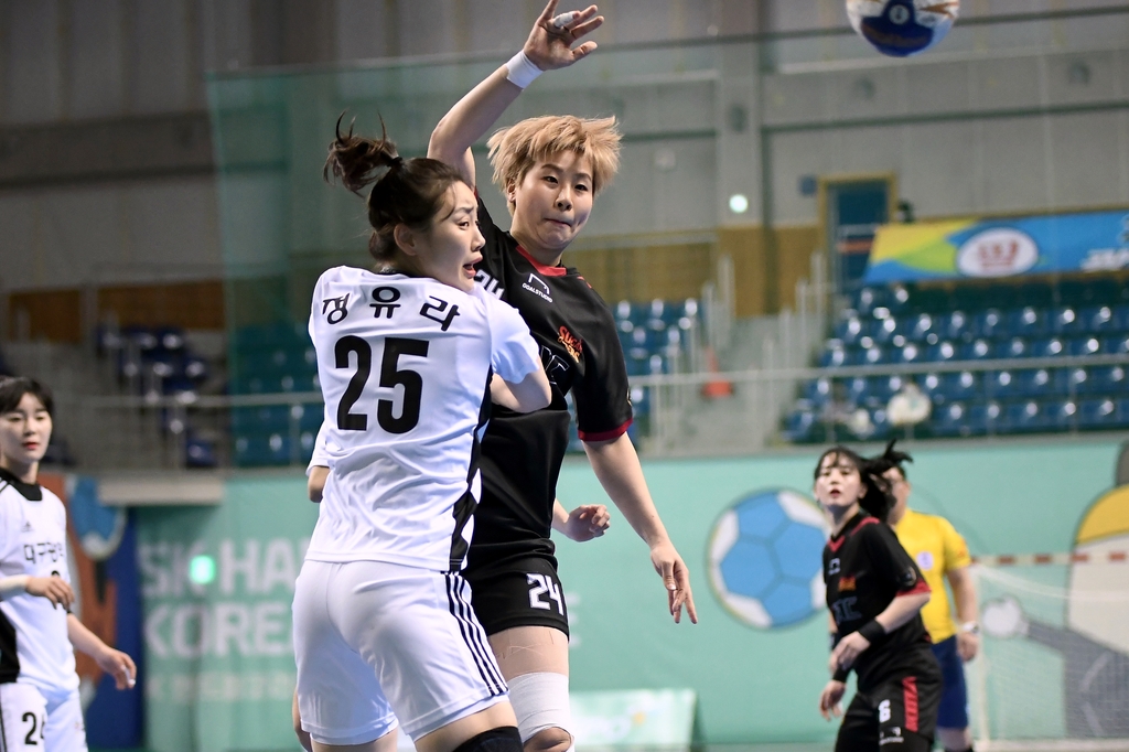 대구시청 정유라가 SK 권한나의 슛을 막고 있다. 