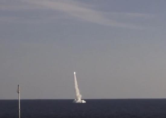 러 해군 잠수함 '칼리브르' 순항미사일 발사 모습