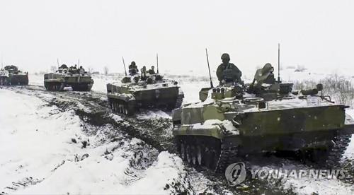 우크라이나 접경지역서 훈련 전개하는 러시아군 