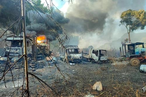 2021년 12월24일 카야주 프루소구 모소 마을에서 차들이 불에 타 잔해가 된 모습. 