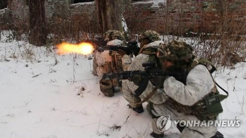 훈련하는 우크라이나 병사들 [로이터=연합뉴스 자료사진]